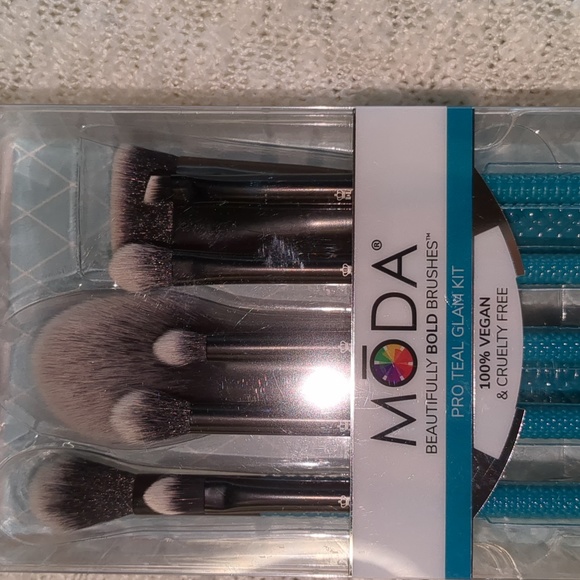 MODA® BRUSH Pro Teal 8pc Glam Kit - Picture 3 of 8